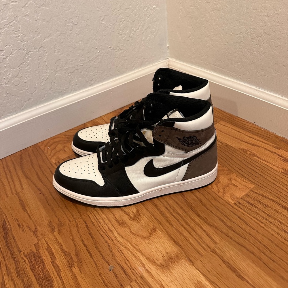 Air Jordan 1 Retro High OG “Dark Mocha” – Men’s Size 12